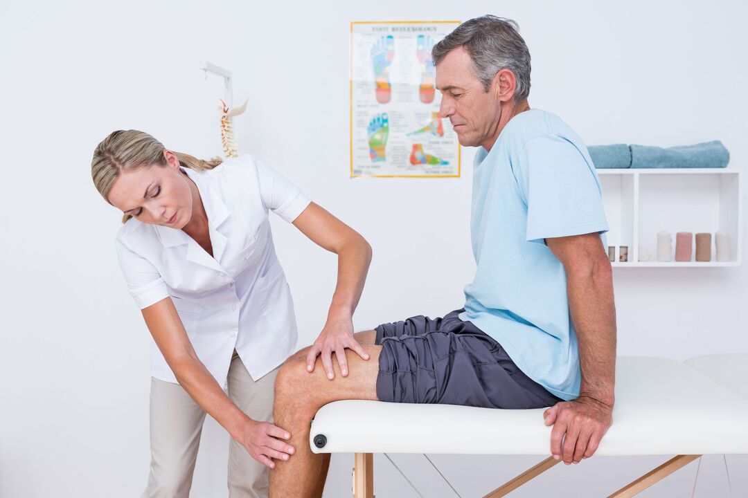 Ο γιατρός εξετάζει έναν ασθενή με οστεοαρθρίτιδα του γόνατος