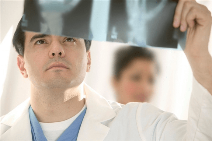 Ο γιατρός εξετάζει μια εικόνα της άρθρωσης του ισχίου με οστεοαρθρίτιδα